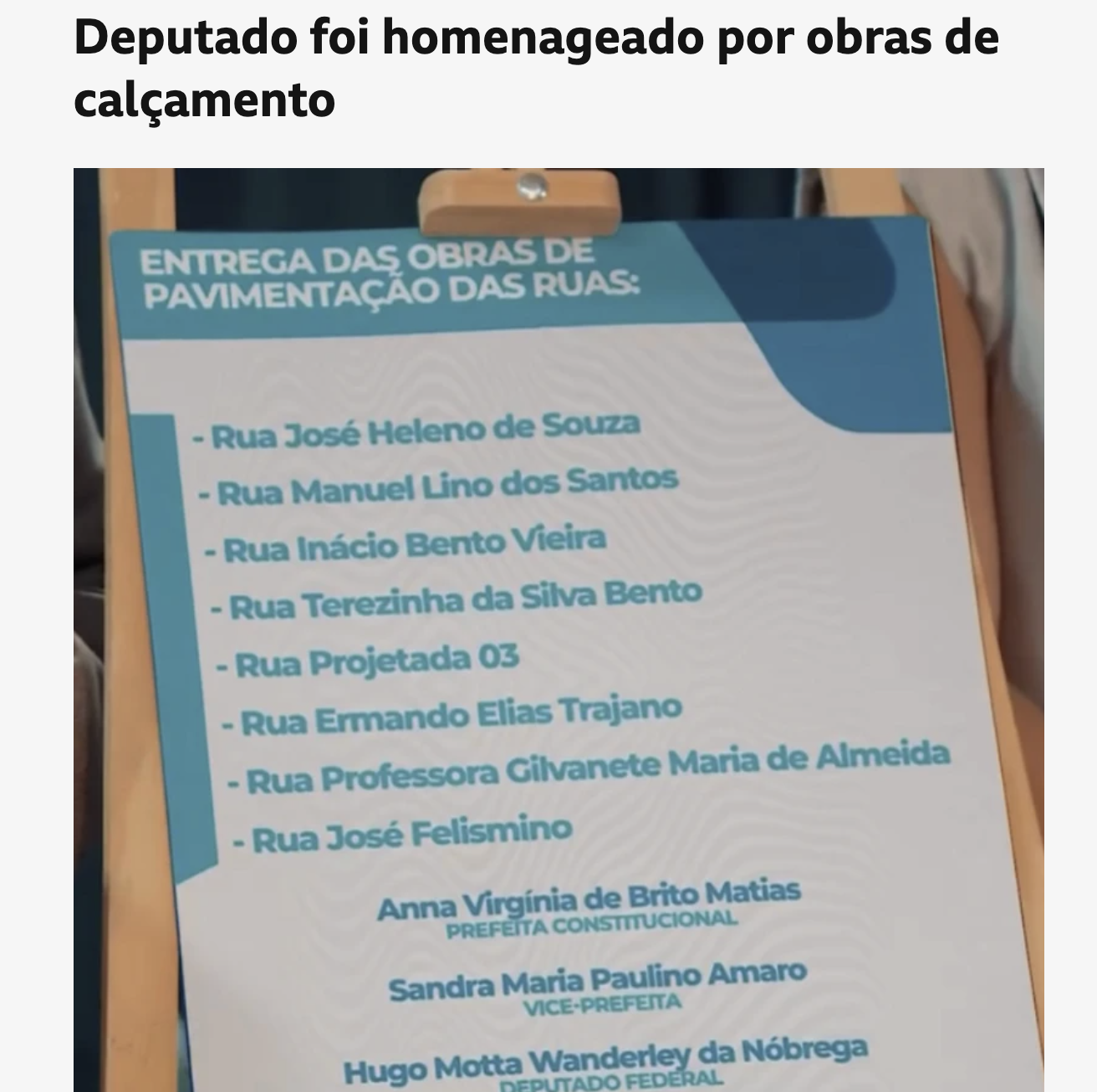 Placa de entrega de obras de pavimentação com os nomes de Anna Virgínia e Hugo Motta